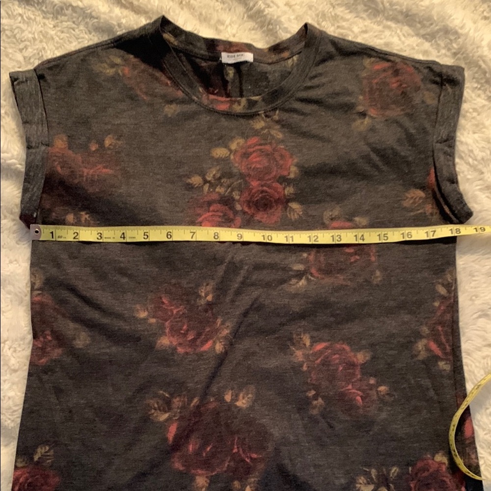 Ardene Black Fitted Cap Sleeve Roses Design T-Shirt - Picture 7 of 10